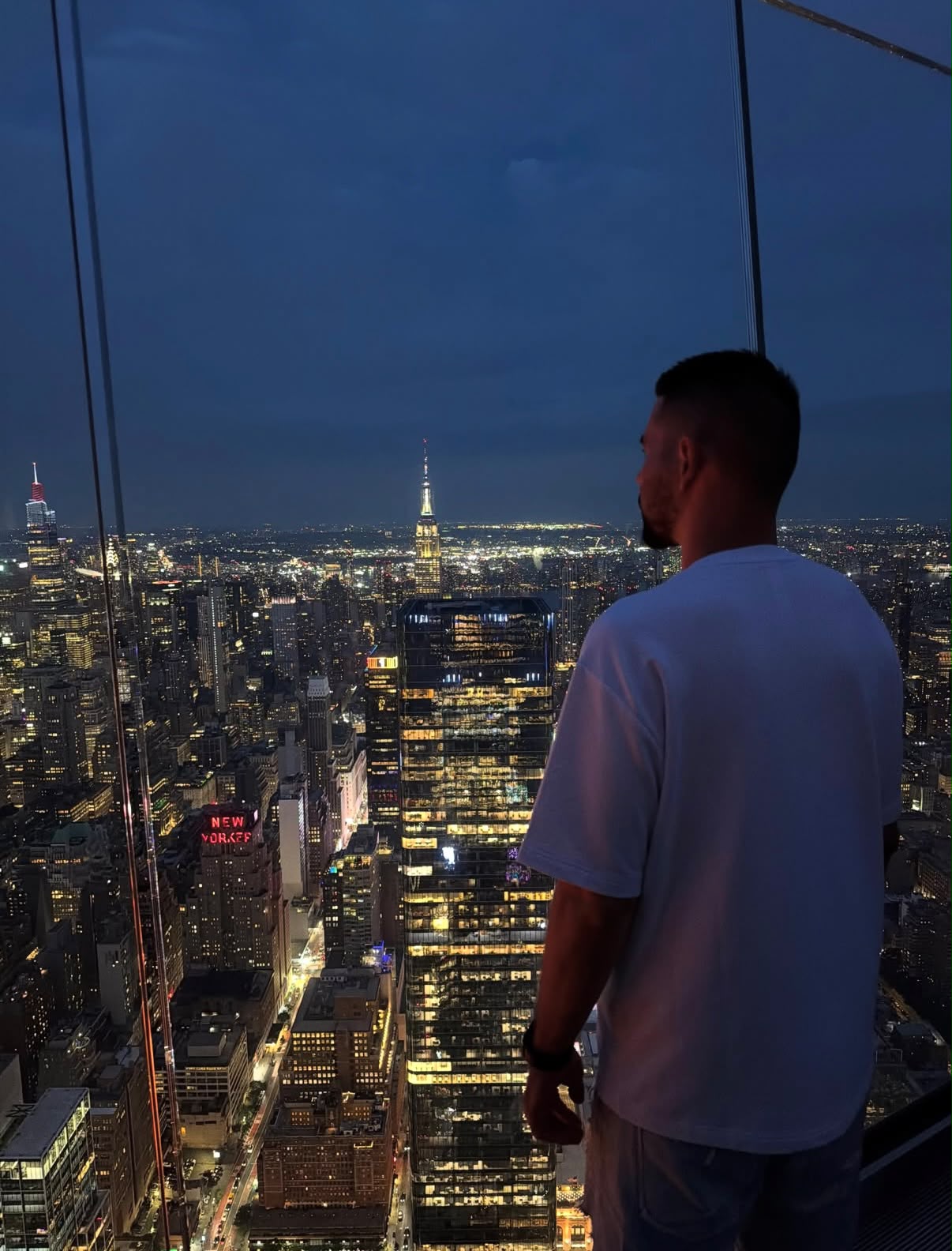 Alen, osnivač Puto_plana, gleda na panoramu New Yorka noću